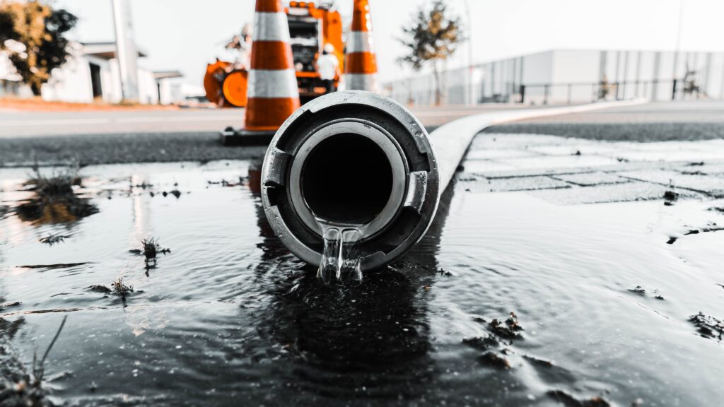 Usługi 7 gray pipe with water coming out its hole 1
